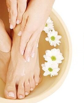 Bains de soude pour se débarrasser des mycoses des ongles des pieds.