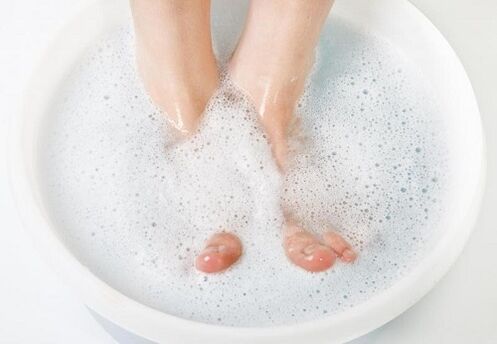 Bain de soude pour traiter la mycose des ongles.
